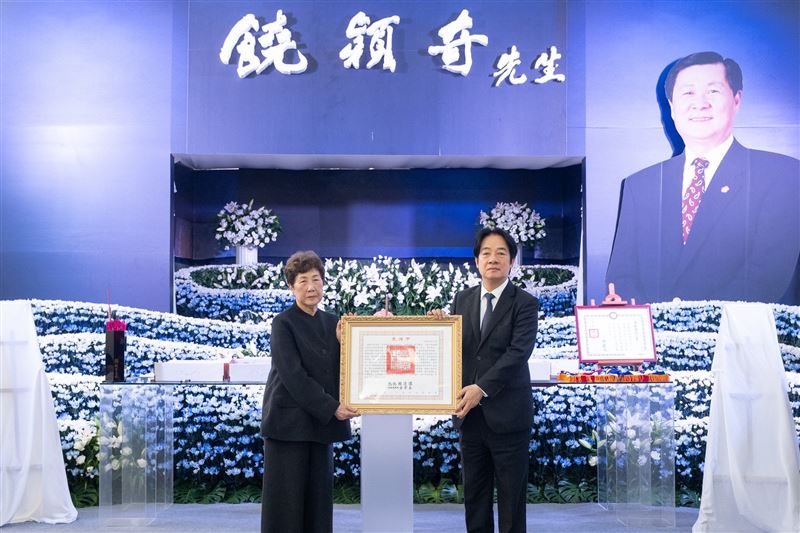 賴清德總統今（6）日頒贈總統府前資政、立法院前副院長饒穎奇先生褒揚令，並由遺孀饒高淑端代表接受。。（圖／總統府提供）