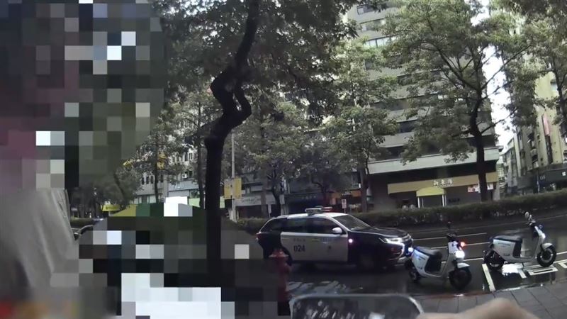 女子怒報警處理並提出性騷擾申訴及告訴,警方將男子帶返派出所。(圖/翻攝畫面)