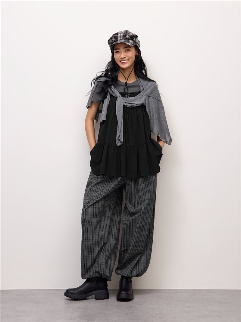 帶有立體線條的錐形褲（BARREL LEG）與氣球褲（Balloon Pants）迅速成為討論焦點，也讓寬褲趨勢正式進入「輪廓褲」時代。（圖／品牌業者提供）