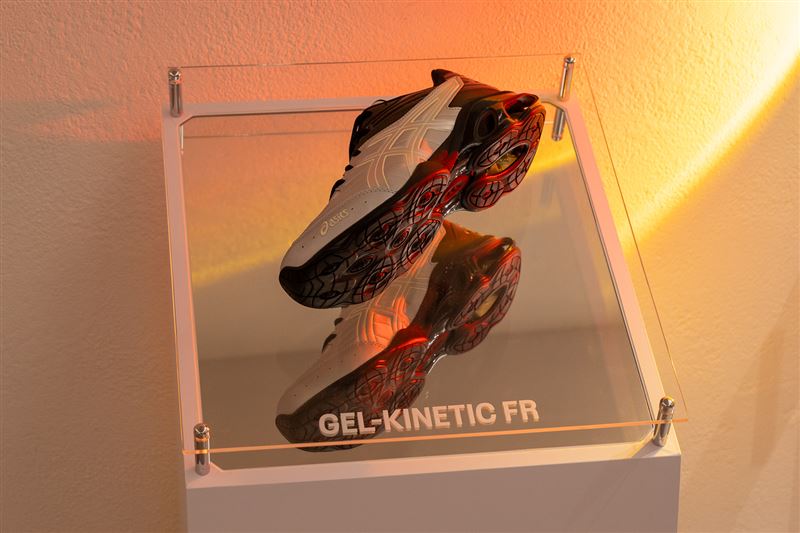 ASICS SPORTSTYLE推出全新鞋型GEL-KINETIC FR，以前衛輪廓與鞋面設計開創新世代科技美學。（圖／品牌業者提供）