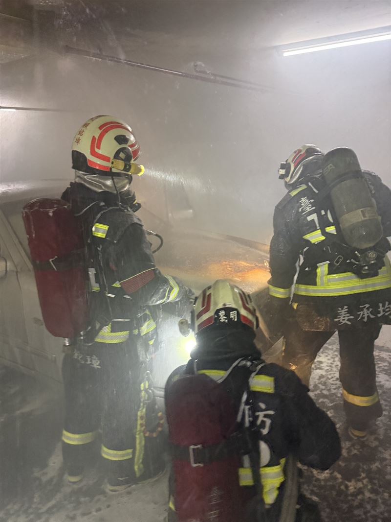 消防人員進入地下室撲滅火勢。(圖/翻攝畫面)