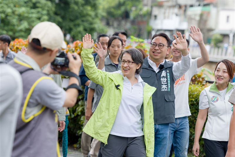 民進黨桃園市長參選人黃世杰今(6)日與副總統蕭美琴一同出席桃園市黨部舉行的「作伙同行 迎向肆拾」民進黨40週年黨慶健走造勢。(圖/黃世杰競辦提供)