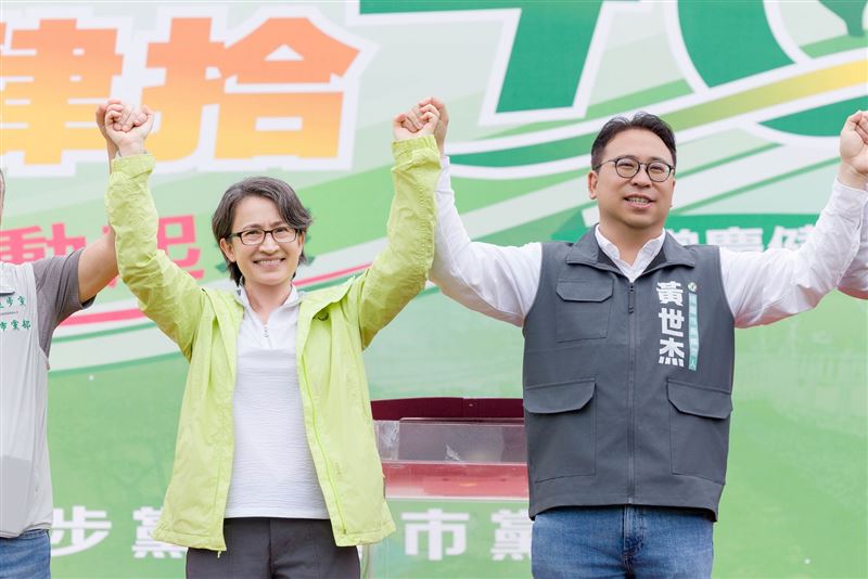 民進黨桃園市長參選人黃世杰今(6)日與副總統蕭美琴一同出席桃園市黨部舉行的「作伙同行 迎向肆拾」民進黨40週年黨慶健走造勢。(圖/黃世杰競辦提供)