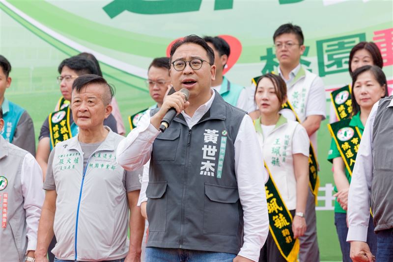 民進黨桃園市長參選人黃世杰今(6)日與副總統蕭美琴一同出席桃園市黨部舉行的「作伙同行 迎向肆拾」民進黨40週年黨慶健走造勢。(圖/黃世杰競辦提供)