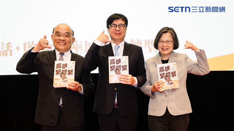 3人拍照一同比了打電話手勢,相當逗趣。(圖/翻攝畫面)