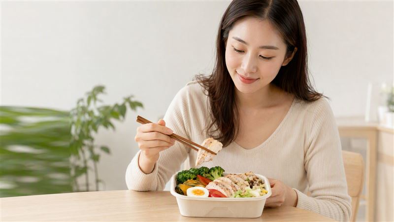 蕭瑋霖建議,吃便當時先吃菜肉,最後再吃白飯。(示意圖/AI生成)