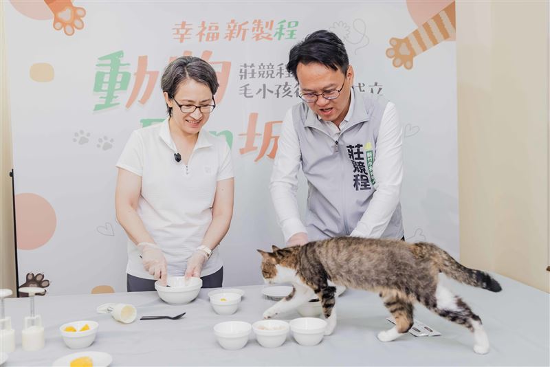副總統蕭美琴今（6）日與民進黨新竹市長候選人莊競程合體手作毛小孩月餅。（圖／民進黨提供）