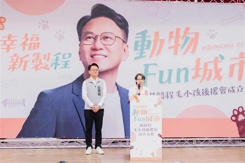 副總統蕭美琴今（6）日與民進黨新竹市長候選人莊競程合體手作毛小孩月餅。（圖／民進黨提供）