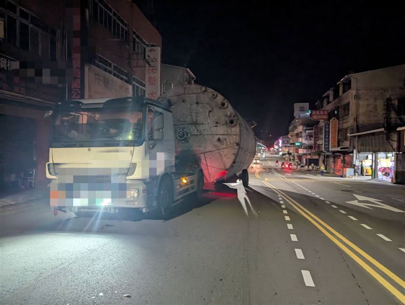 聯結車不慎勾扯到電纜線，導致電線斷裂垂落於路面。（圖／翻攝畫面）