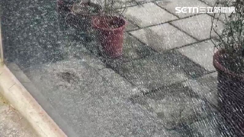 咖啡廳落地窗裂成蜘蛛網　用餐客險遭波及