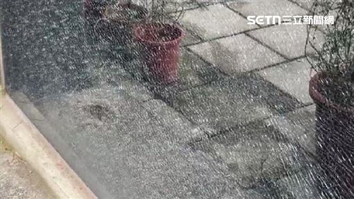 咖啡廳落地窗裂成蜘蛛網　用餐客險遭波及