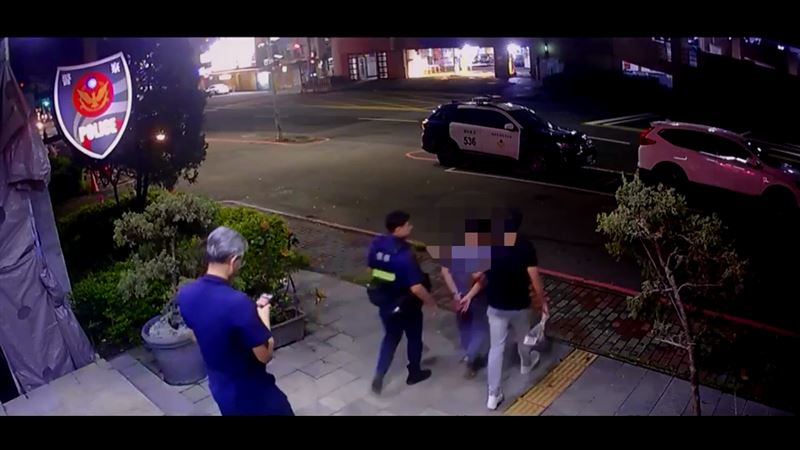 陳姓藥師被拘提移送地檢署偵辦。(圖/翻攝畫面)