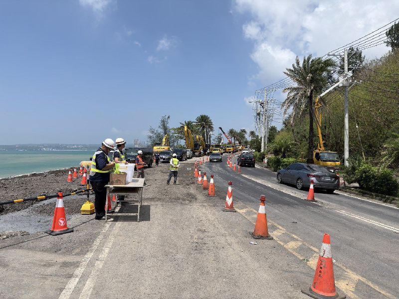 台26線石牛溪段路基塌陷,公路局與相關單位協調施工順序及研商加快搶通方案,可望於16日提前搶修完成,恢復4車道通行。(公路局南區養護工程分局提供)