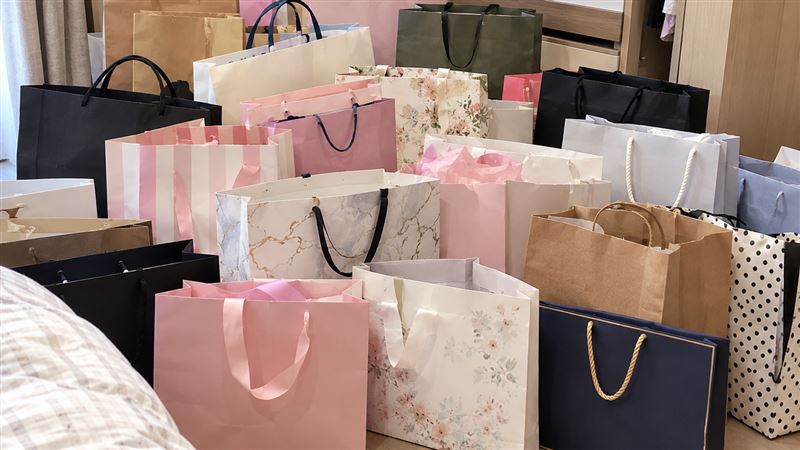 許多人買東西時,都會因為紙袋很漂亮而捨不得丟。(圖/AI製圖)