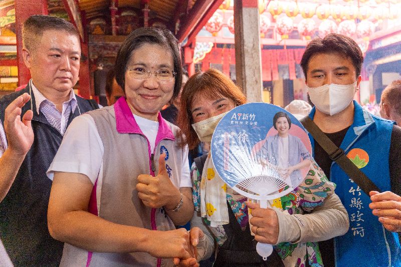 針對新竹縣選舉藍白合破局,國民黨新竹縣長參選人徐欣瑩辦公室發言人徐維遠6日表示,尊重各政黨機制,但徐欣瑩希望藍白合作目標不變,2026贏得勝選、2028下架民進黨,相信這也是藍白共同目標,將努力加倍、促成在野團結。圖為徐欣瑩(左2)走訪地方宮廟爭取支持。(徐欣瑩團隊提供)