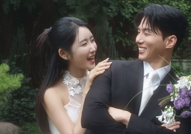 南韓知名賽車模特兒柳多妍(유다연)昨(5)日與《恢單男女3》的韓正民(한정민)補辦婚宴。(圖/翻攝自IG @h___jungmin)