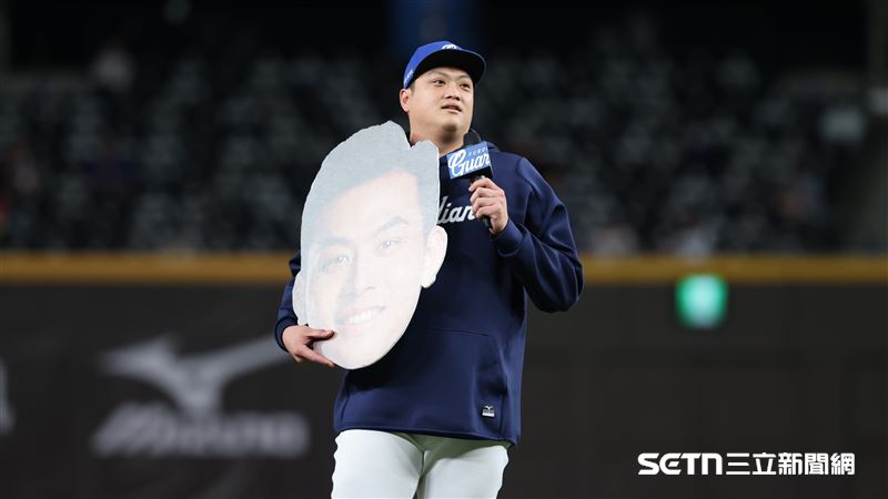 富邦悍將捕手戴培峰當選「悍將中學」校草,隊友廖任磊代表領獎。(圖/記者劉彥池攝影)