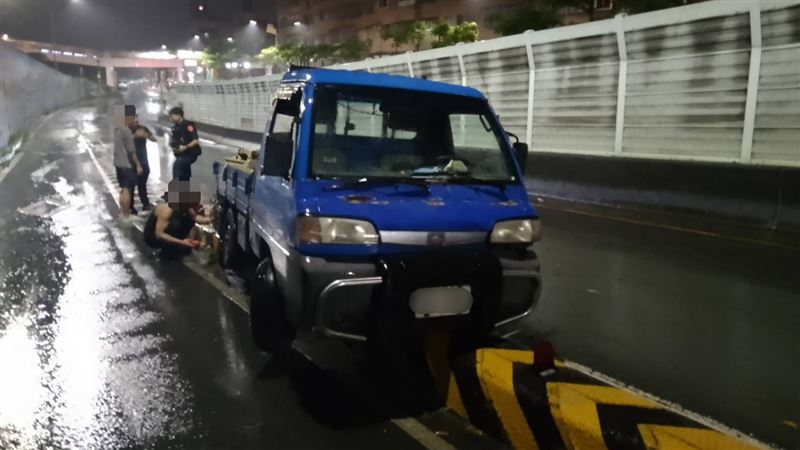 小貨車衝上分隔島後卡住,警方到場發現毒駕。(圖/翻攝畫面)