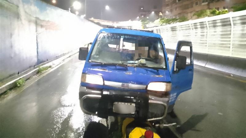 貨車深夜衝上分隔島 恍神駕駛一查是毒駕