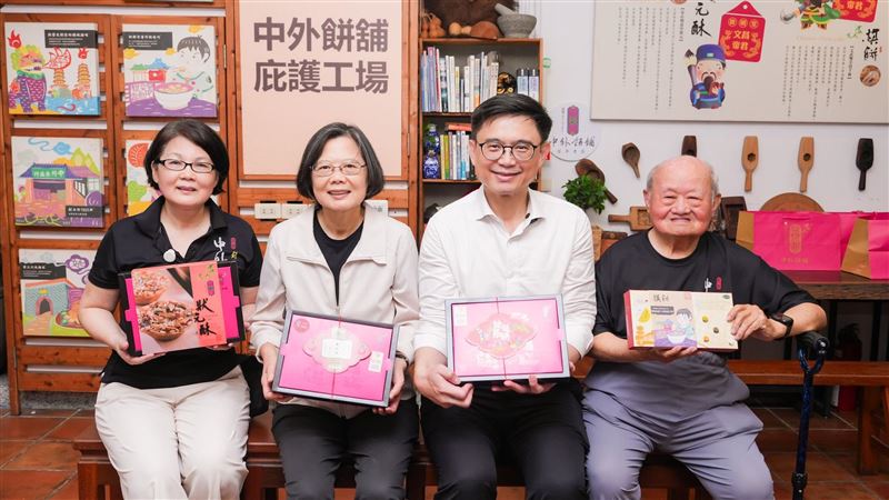 挺庇護工場!蔡英文、賴瑞隆訪百年餅舖