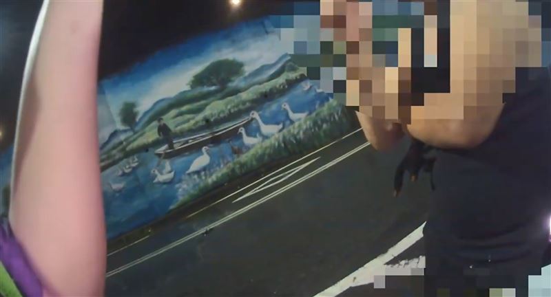 蔡男毒品快篩呈現安毒陽性反應。(圖/翻攝畫面)