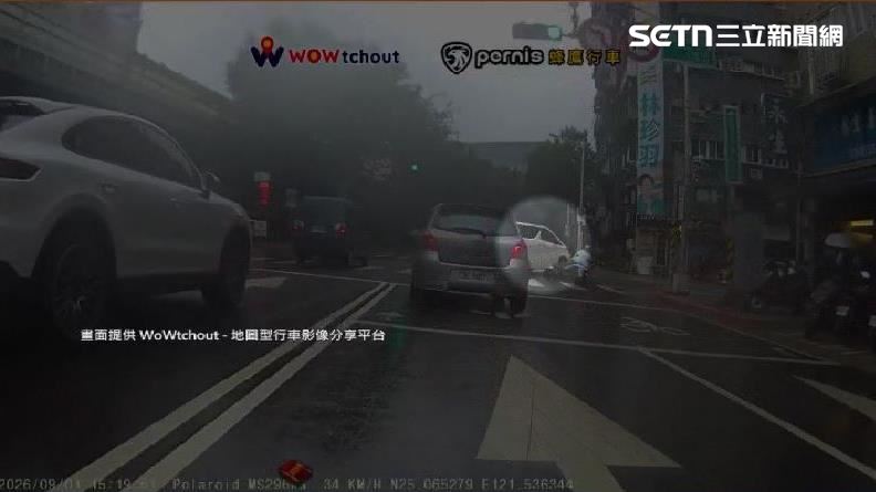 獨／休旅車跨道鬼轉　騎士急剎慘摔險遭輾