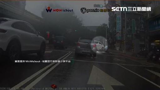 獨／休旅車跨道鬼轉　騎士急剎慘摔險遭輾