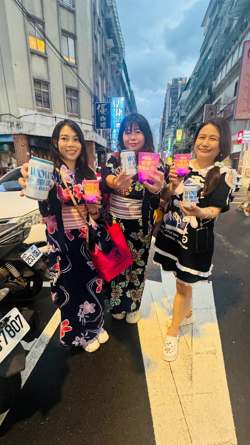 極具收藏價值的客製化夜光杯也成為最具辨識度的派對亮點之一。(圖/主辦單位提供)