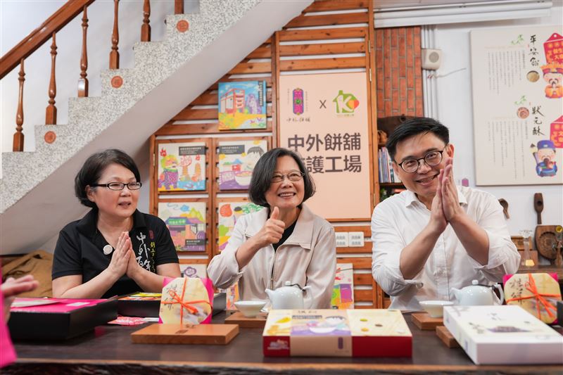 蔡英文、賴瑞隆體驗製餅，與中外餅舖傳承人交流。（圖／賴瑞隆辦公室提供）