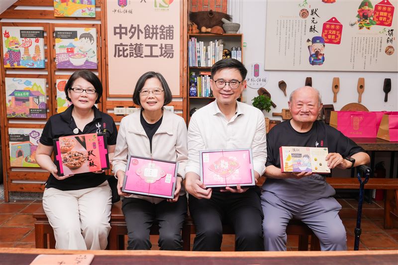 前總統蔡英文、與市長參選人賴瑞隆，與中外餅舖第五代、第七代傳承人合影。（圖／賴瑞隆辦公室提供）