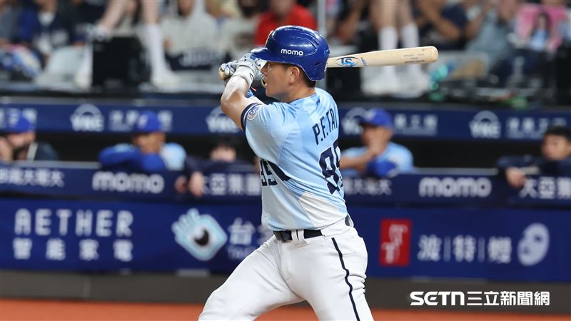 富邦悍將捕手戴培峰敲出安打送回林澤彬先馳得點。(圖/記者劉彥池攝影)