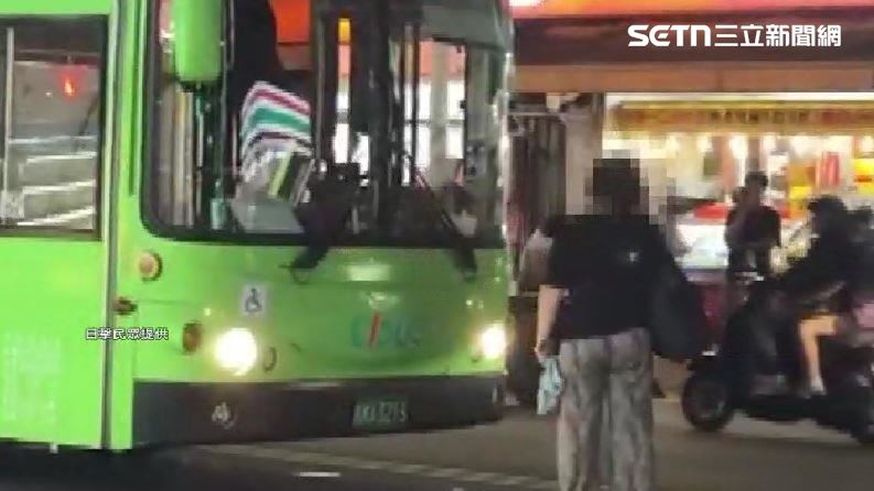 公車過站未停惹怒大媽　竟衝馬路肉身擋車