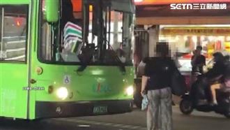 公車過站未停惹怒大媽　竟衝馬路肉身擋車