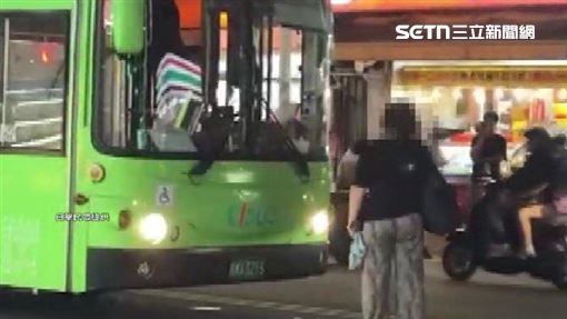 公車過站未停惹怒大媽　竟衝馬路肉身擋車