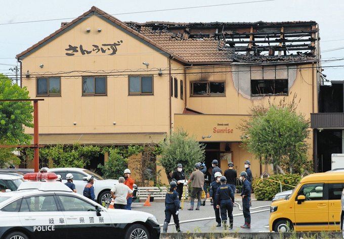 日本蛋糕店大火發生在打烊之後,報案女性與熟識的男女共11人正聚會中,報案者是參加者之一。(圖/翻攝自X平台 @Sankei_news)