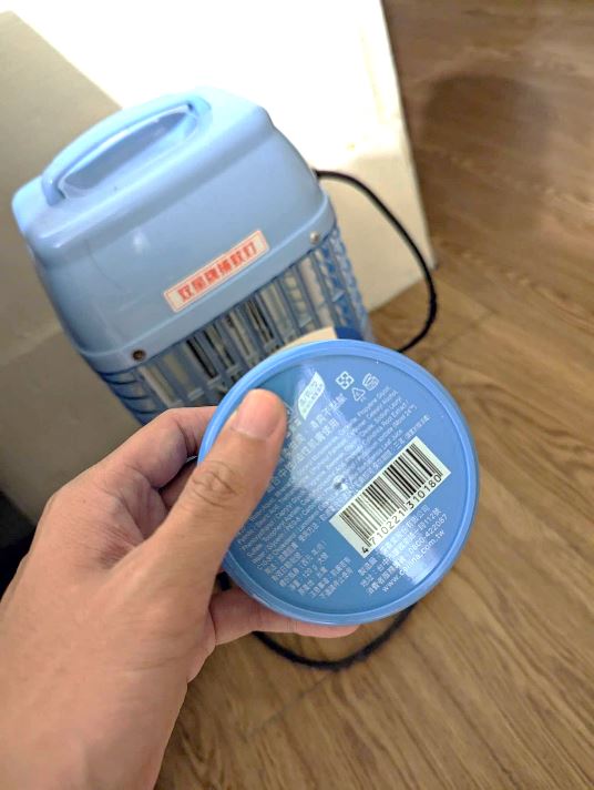 曾有網友分享，在捕蚊燈收集盤內及周圍塗抹市售乳液，約一週後發現大量蚊蟲屍體。（圖／環境部化學知識地圖）