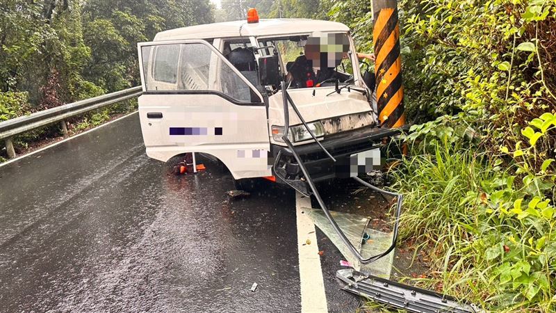 新北動保處公務車失控自撞電桿駕駛受困車內。(圖/翻攝畫面)