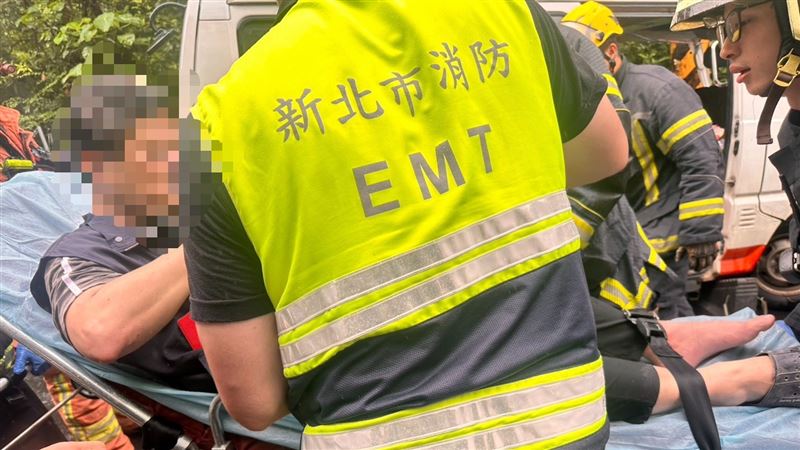 駕駛蘇男受困被救出準備送醫。(圖/翻攝畫面)