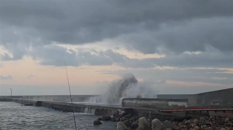 海巡呼籲,民眾應避免在海象不佳時前往岸際釣魚或從事水域活動,以免發生危險。(圖/翻攝Threads@julia99mo)