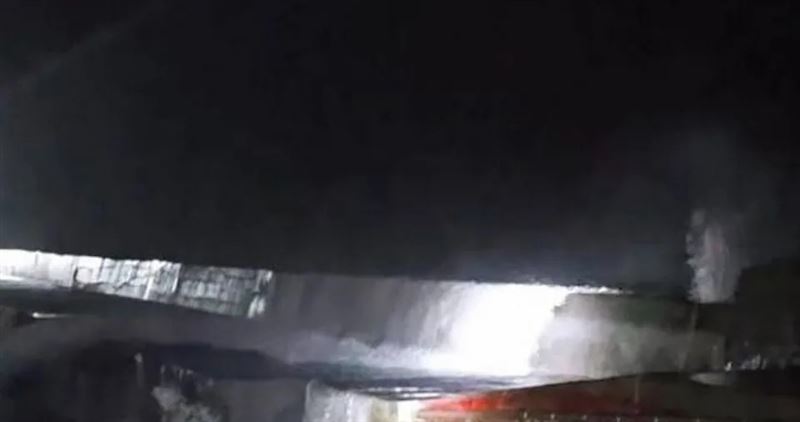 凌晨巨浪突襲永安漁港!4釣客遭浪捲入海,互助脫困驚險逃生。(圖/翻攝Threads@julia99mo)