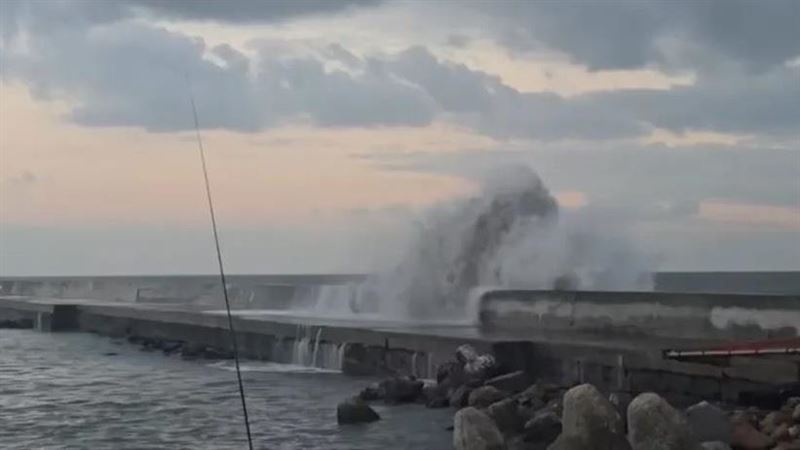 凌晨巨浪襲永安漁港！4釣客落海驚險逃生