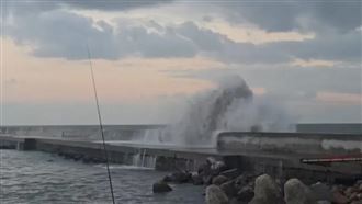 凌晨巨浪襲永安漁港！4釣客落海驚險逃生