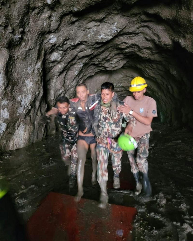 尼泊爾軍方9月5日稱,一名受困中國公民從水電廠隧道獲救。(圖/翻攝臉書@PMO Nepal)