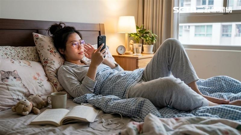 全台1人家戶逼近400萬戶、占比達40.53%,首度超越二人與三人家戶總和,每5戶就有2戶是單人設籍宅。(AI示意/記者陳韋帆製)