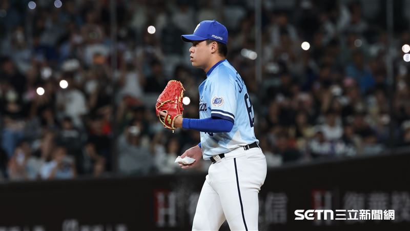 中職37年例行賽,富邦悍將後援投手曾峻岳。(圖/記者劉彥池攝影)
