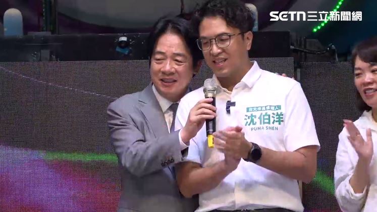 過程中賴清德拉著沈伯洋唱歌。(圖/翻攝畫面)