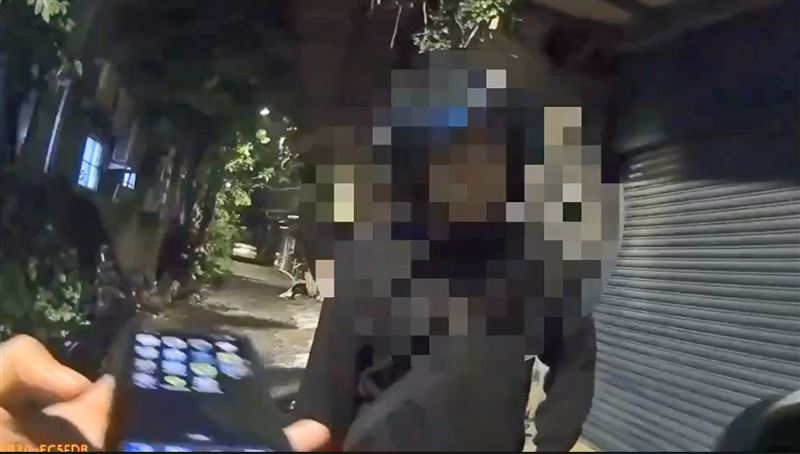 范男被警方逮捕。(圖/翻攝畫面)