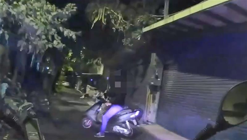 警方發現范男騎車準備逃離現場。(圖/翻攝畫面)