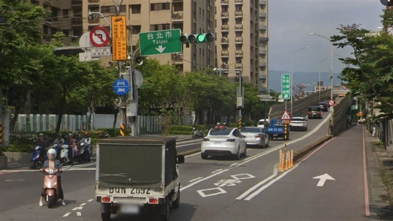 重陽橋明起將連續7日進行夜間施工,三重往台北方向、自強路五段上橋汽車匝道將配合封閉,駕駛人應提前改道行駛仁義街並右轉集賢路上橋,機車道則維持正常通行。(圖/翻攝Google Maps)