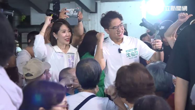 沈伯洋與綠營議員參選人逐桌拜票,現場民眾高喊凍蒜。(圖/翻攝畫面)